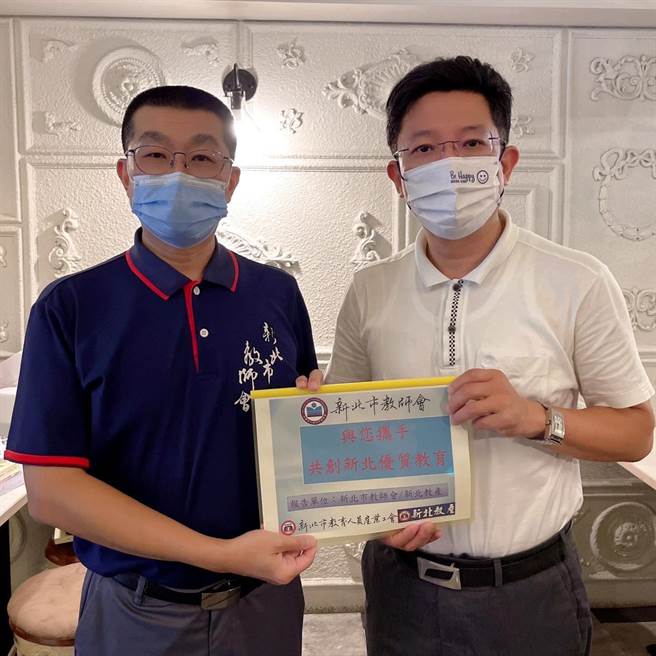 新北市议员金瑞龙接获新北市教师会理事长林松宏陈情。（金瑞龙办公室提供／李奇叡新北传真）