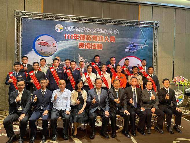 行政院國家搜救指揮中心為表揚救災救難英勇事蹟，及樹立搜救典範形象，主任蕭煥章今於新北市彭園新店館舉行公開表揚活動。（消防署提供／李奇叡新北傳真）