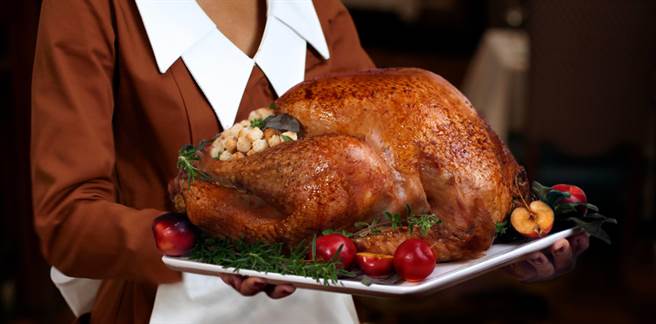 「勞瑞斯牛肋排餐廳」迎接感恩節，推出3組不同火雞禮籃，滿足消費者需求。(勞瑞斯牛肋排餐廳提供)
