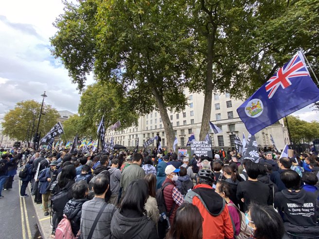 有多个组织在英国11个城市举行示威，要求把涉嫌袭击示威港人的中国领事驱逐出境。图为示威者游行至英国首相府前。（图／推特@hk_watch）