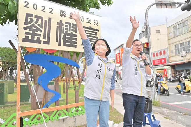 选情逐渐加温，刘棹豪在路口向民眾拜票。（翻摄画面）