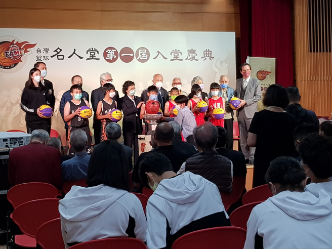 第1届篮球名人堂入堂庆典热闹温馨。（陈筱琳摄）