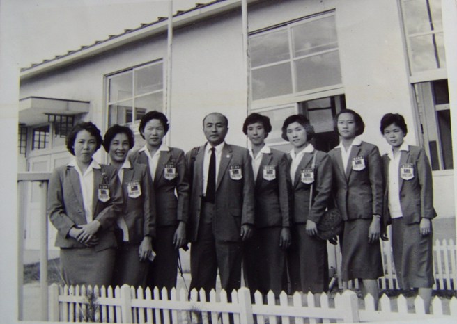 洪金生教练(左四)一手创立纯德女篮(国泰女篮前身)，后更于1970年持续担任国泰女篮教练。(国泰提供)