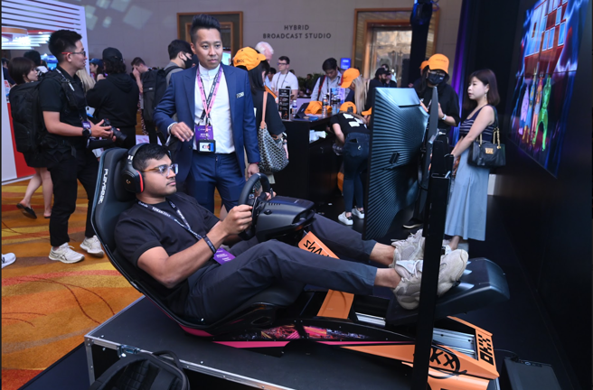 OKX全球品牌代言人麦拉伦F1赛车手丹尼尔·里奇亚多，日前在OKX TOKEN2049峰会展区体验F1赛车模拟游戏，吸引大批Web3粉丝关注。(OKX提供)