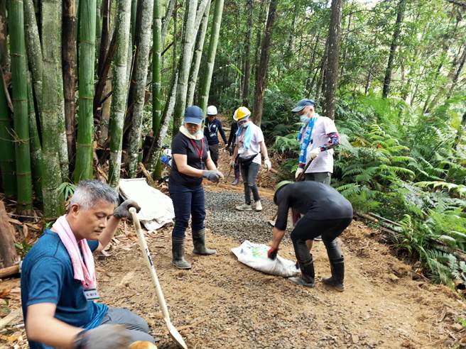 50多名爱好生态的志工参加「涩水水上步道手作步道工作假期」，以人力方式修筑并改善步道。（民眾提供／杨静茹南投传真）