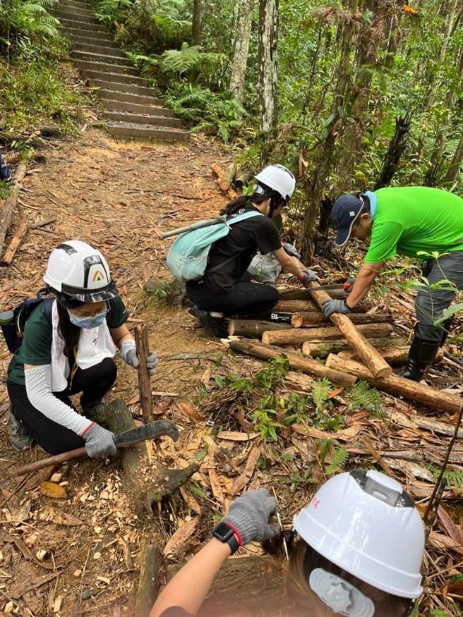 志工就地材料以人工方式修筑步道，尽可能降低对环境的干扰。（民眾提供／杨静茹南投传真）
