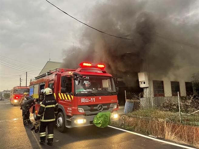 高雄市冈山区信中街一家螺丝工厂24日傍晚发生火警，现场浓烟冲天。（翻摄照片／林瑞益高雄传真）