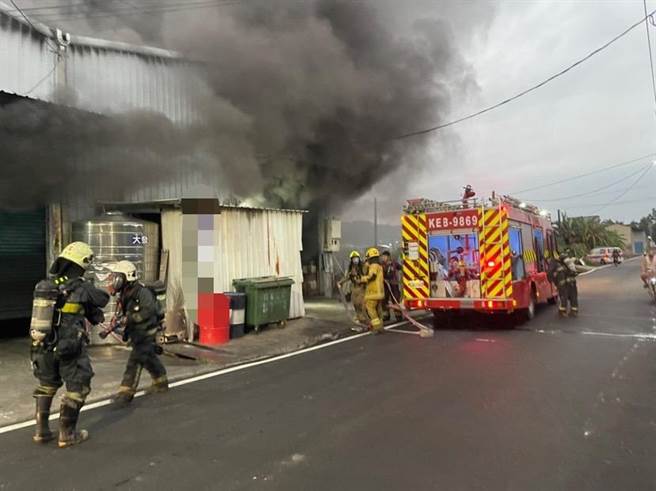 高雄市冈山区一家螺丝工厂24日傍晚发生火警，现场浓烟冲天，消防局人员到场抢救。（翻摄照片／林瑞益高雄传真）