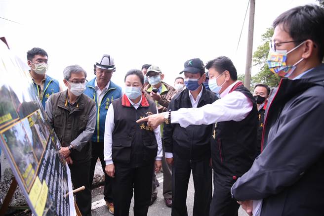 918台东强震重创花莲南区乡镇，立委傅昆萁今与行政院公共工程委员会主委吴泽成、县长徐榛蔚等人赴灾区，针对震后农路、自来水管及水利灌溉设施等修建工程双向沟通。（花莲县政府提供／罗亦晽花莲传真）