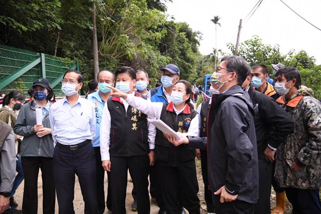 918台东强震重创花莲南区乡镇，立委傅昆萁今与行政院公共工程委员会主委吴泽成、县长徐榛蔚等人赴灾区，针对震后农路、自来水管及水利灌溉设施等修建工程双向沟通。（花莲县政府提供／罗亦晽花莲传真）