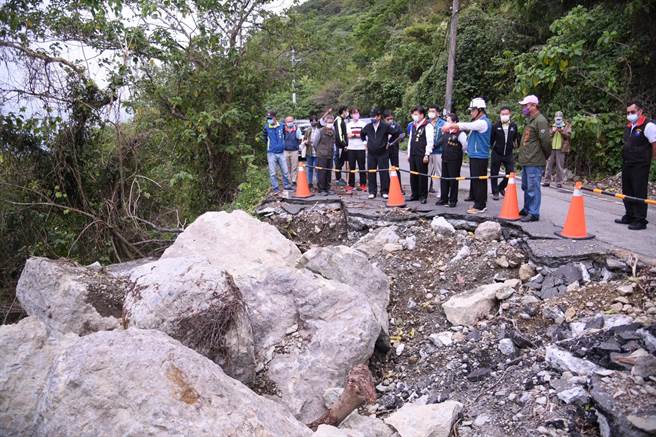 918台东强震重创花莲南区乡镇，立委傅昆萁今与行政院公共工程委员会主委吴泽成、县长徐榛蔚等人赴灾区，针对震后农路、自来水管及水利灌溉设施等修建工程双向沟通。（花莲县政府提供／罗亦晽花莲传真）