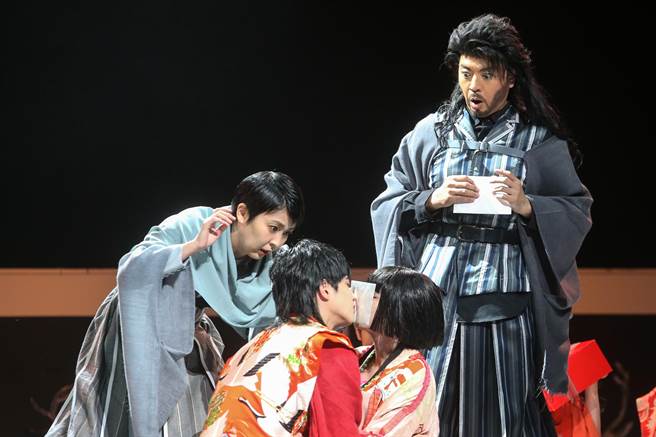 《Q：歌舞伎之夜》以英国Queen皇后合唱团专辑《歌剧之夜》为创作灵感，将源赖朝和平清盛之争呼应英国文豪莎士比亚《  罗密欧与茱丽叶》中凯普莱特和蒙太古的故事，日剧女神松隆子（左）首来台演出，将登上国家戏剧院和观眾见面。（邓博仁摄）