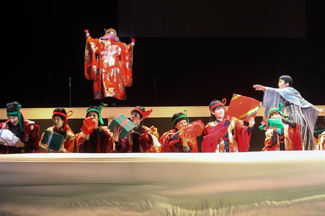 《Q：歌舞伎之夜》以英国Queen皇后合唱团专辑《歌剧之夜》为创作灵感，将源赖朝和平清盛之争呼应英国文豪莎士比亚《  罗密欧与茱丽叶》中凯普莱特和蒙太古的故事，日剧女神松隆子（右）首来台演出，将登上国家戏剧院和观眾见面。（邓博仁摄）