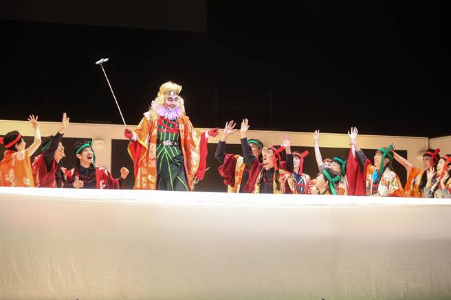 《Q：歌舞伎之夜》以英国Queen皇后合唱团专辑《歌剧之夜》为创作灵感，将源赖朝和平清盛之争呼应英国文豪莎士比亚《罗密欧与茱丽叶》中凯普莱特和蒙太古的故事。（邓博仁摄）