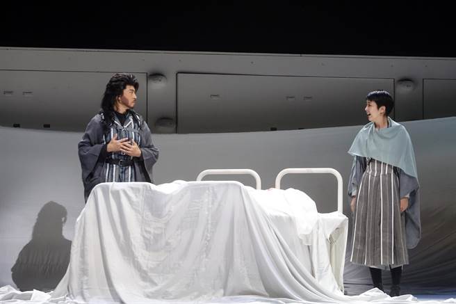 日剧女神松隆子（右）首来台演出，将登上国家戏剧院和观眾见面。松隆子表示，第一次来台湾演出，心情非常兴奋，希望与观眾在剧场共同度过美好时光。（邓博仁摄）