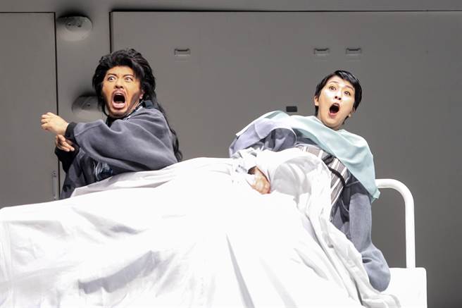 日剧女神松隆子（右）首来台演出，将登上国家戏剧院和观眾见面。松隆子表示，第一次来台湾演出，心情非常兴奋，希望与观眾在剧场共同度过美好时光。（邓博仁摄）