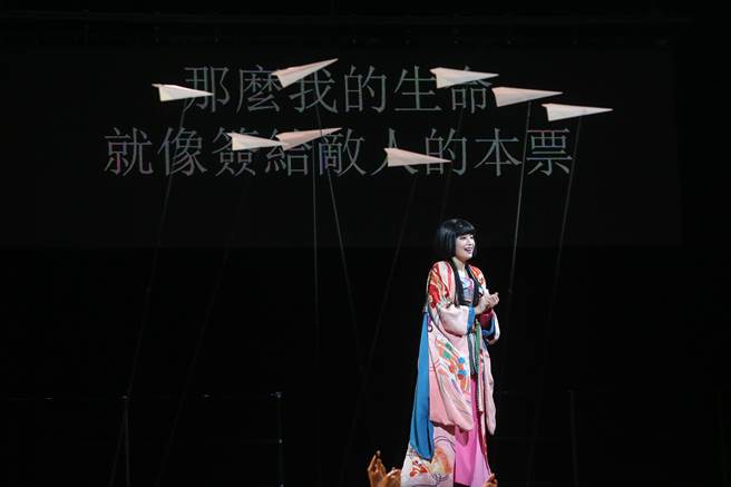 《Q：歌舞伎之夜》以英国Queen皇后合唱团专辑《歌剧之夜》为创作灵感，将源赖朝和平清盛之争呼应英国文豪莎士比亚《罗密欧与茱丽叶》中凯普莱特和蒙太古的故事。图为广濑铃。（邓博仁摄）