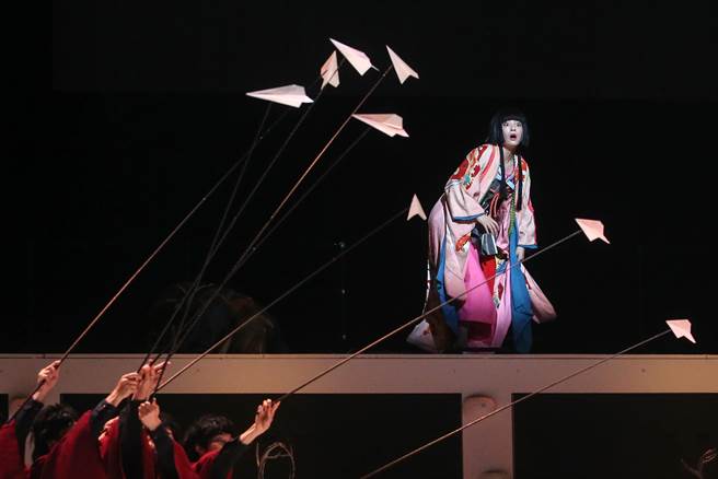 《Q：歌舞伎之夜》以英国Queen皇后合唱团专辑《歌剧之夜》为创作灵感，将源赖朝和平清盛之争呼应英国文豪莎士比亚《罗密欧与茱丽叶》中凯普莱特和蒙太古的故事。图为广濑铃。（邓博仁摄）