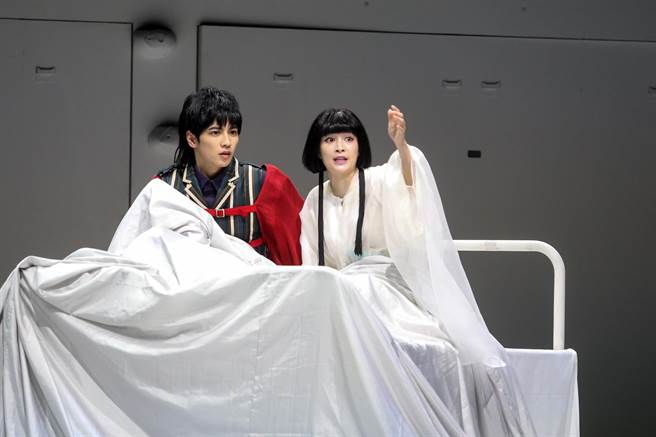 《Q：歌舞伎之夜》以英国Queen皇后合唱团专辑《歌剧之夜》为创作灵感，将源赖朝和平清盛之争呼应英国文豪莎士比亚《罗密欧与茱丽叶》中凯普莱特和蒙太古的故事。图为广濑铃（右）。（邓博仁摄）