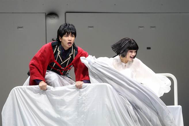 《Q：歌舞伎之夜》以英国Queen皇后合唱团专辑《歌剧之夜》为创作灵感，将源赖朝和平清盛之争呼应英国文豪莎士比亚《罗密欧与茱丽叶》中凯普莱特和蒙太古的故事。图为广濑铃（右）。（邓博仁摄）