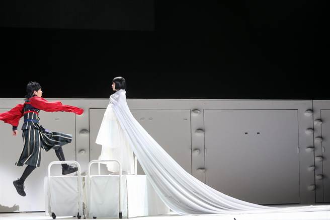 《Q：歌舞伎之夜》以英国Queen皇后合唱团专辑《歌剧之夜》为创作灵感，将源赖朝和平清盛之争呼应英国文豪莎士比亚《罗密欧与茱丽叶》中凯普莱特和蒙太古的故事。图为广濑铃（右）。（邓博仁摄）