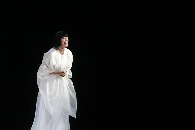 《Q：歌舞伎之夜》以英国Queen皇后合唱团专辑《歌剧之夜》为创作灵感，将源赖朝和平清盛之争呼应英国文豪莎士比亚《罗密欧与茱丽叶》中凯普莱特和蒙太古的故事。图为广濑铃。（邓博仁摄）