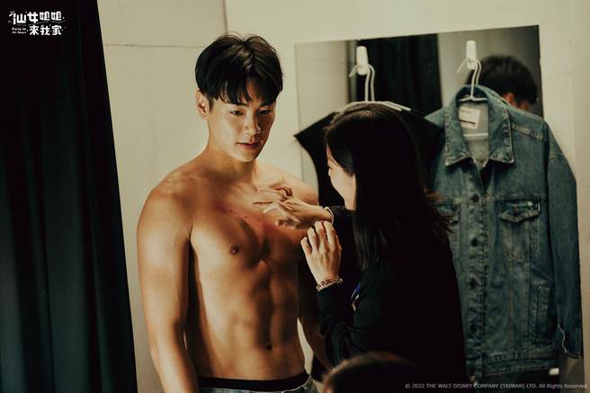 禾浩辰剧中饰演大明星凌晨曦是该剧身材担当。（卫视中文台提供）