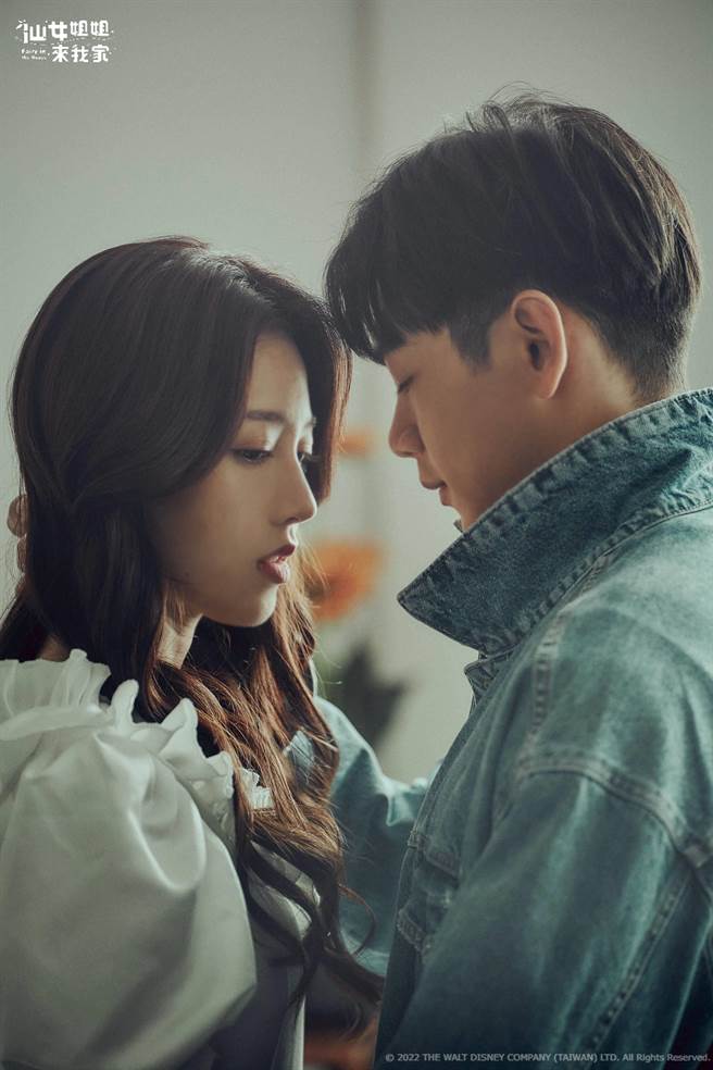 黄薇渟和禾辰浩剧中饰演演员又演出亲密戏。（卫视中文台提供）