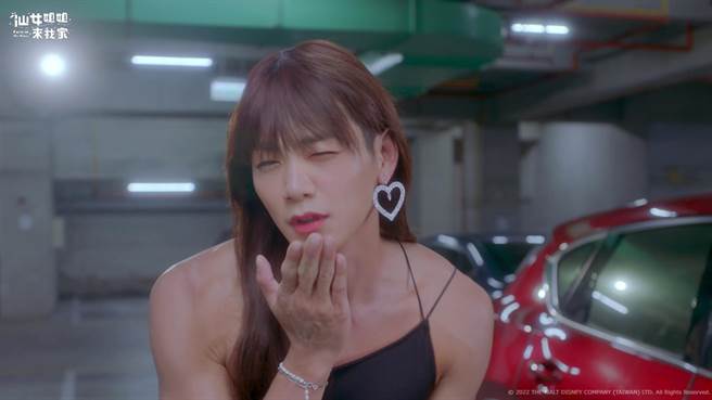 禾辰浩敬业反串女生。（卫视中文台提供）