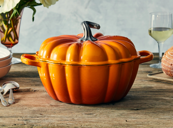 LE CREUSET的2022「Halloween萬聖節系列」限定上市，全新南瓜造型鑄鐵鍋，製作細節精緻。（LE CREUSET提供）