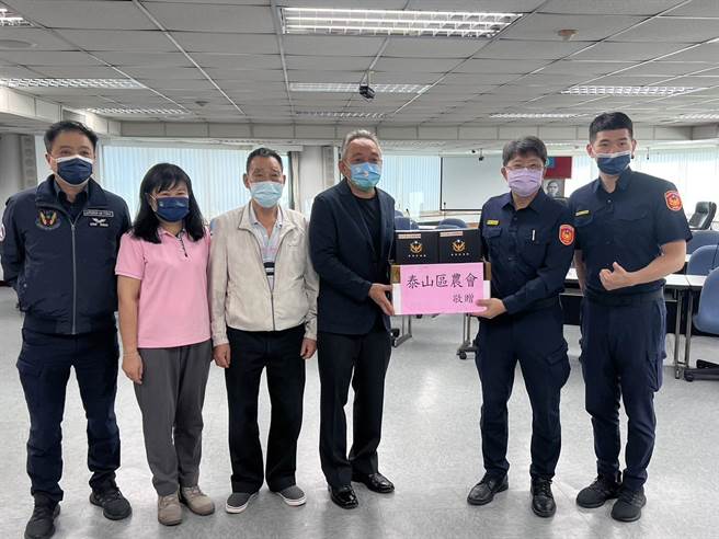 泰山区农会捐赠林口警分局密录器，由分局长陈忠龙代表受赠。（警方提供）