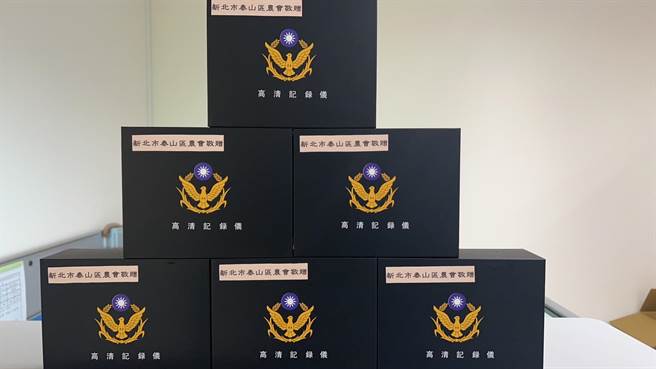 密录器为警方执勤的重要配备，因工作性质需时常汰换，泰山区农会捐赠密录器，希望让警员执勤更有保障。（警方提供）