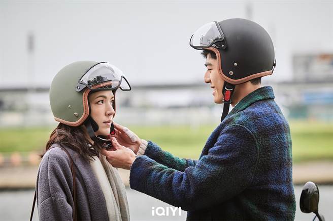 《第9节课》首支花絮曝光许玮宁、陈昊森剧中共骑机车暧昧。（爱奇艺国际站提供）