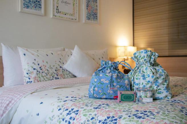 （和逸饭店首度与英国人气印花品牌Cath Kidston打造主题式房间，各馆前五名入住旅客将获赠总价值超过3,000元的Cath Kidston独家周边商品。图／和逸饭店提供）