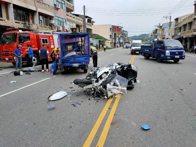 雲林縣發生百萬重機撞上選舉宣傳車意外，2人骨折重機變廢鐵。（斗六分局提供／張朝欣雲林傳真）