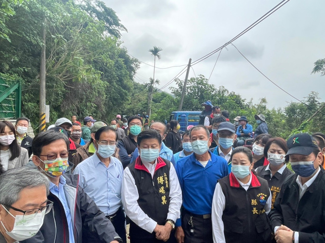 「 立法院交通委员会考察花莲0918震后灾区重建」座谈会，由立委傅昆萁、行政院公共工程委员会主委吴泽成共同主持，邀集中央官员、县政府各单位及地方各界代表逾80人与会，花莲县长徐榛蔚在议会备询完特地兼程南下出席。(戴志扬翻摄)