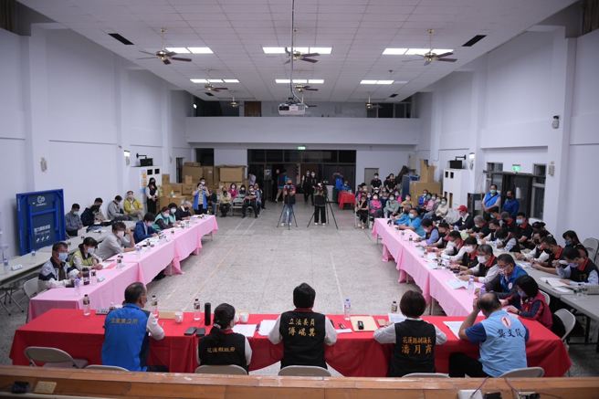 「 立法院交通委员会考察花莲0918震后灾区重建」座谈会，由立委傅昆萁、行政院公共工程委员会主委吴泽成共同主持，邀集中央官员、县政府各单位及地方各界代表逾80人与会，花莲县长徐榛蔚在议会备询完特地兼程南下出席。(戴志扬翻摄)