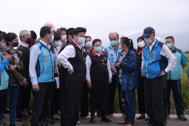 「 立法院交通委员会考察花莲0918震后灾区重建」座谈会，由立委傅昆萁、行政院公共工程委员会主委吴泽成共同主持，邀集中央官员、县政府各单位及地方各界代表逾80人与会，花莲县长徐榛蔚在议会备询完特地兼程南下出席。(戴志扬翻摄)