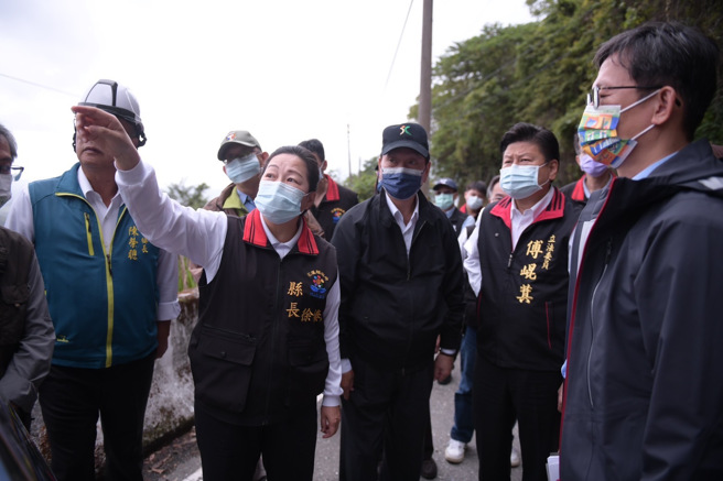 「 立法院交通委员会考察花莲0918震后灾区重建」座谈会，由立委傅昆萁、行政院公共工程委员会主委吴泽成共同主持，邀集中央官员、县政府各单位及地方各界代表逾80人与会，花莲县长徐榛蔚在议会备询完特地兼程南下出席。(戴志扬翻摄)