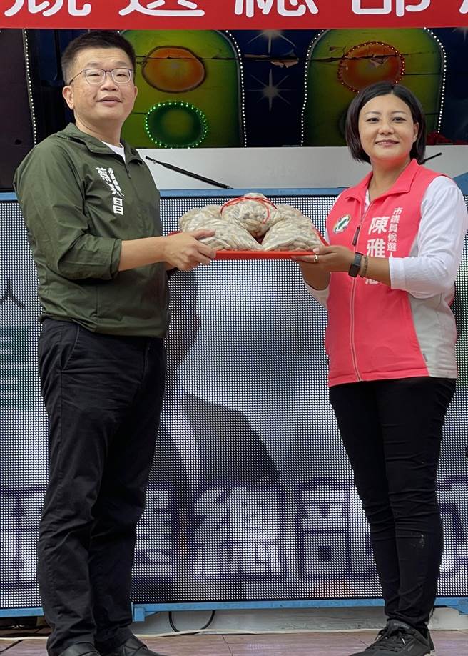 民进党台中市第11选区（东南区）市议员候选人陈雅惠(右)，与蓝营对手抢攻妇女保障名额，陈雅惠在选前1个月打出「告急」牌。(陈雅惠提供)