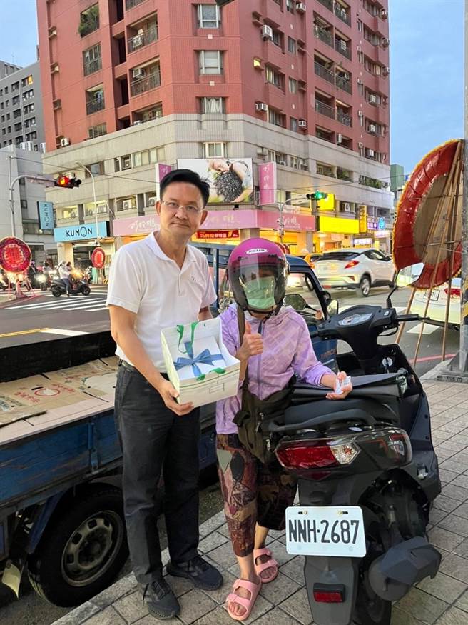 民进党台中市第7选区（南屯区）市议员候选人张耀中(左)收到选民赠送的柠檬蛋糕，直呼「好暖心」。(张耀中提供)