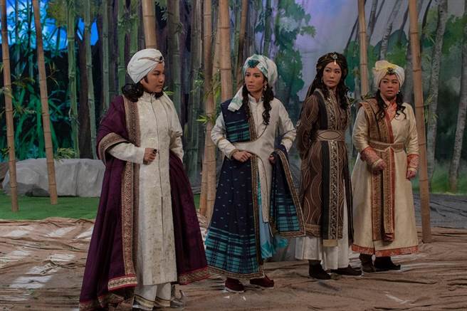 唐美云从印度扛回许多印度物件在片场当道具。（大爱电视台提供）