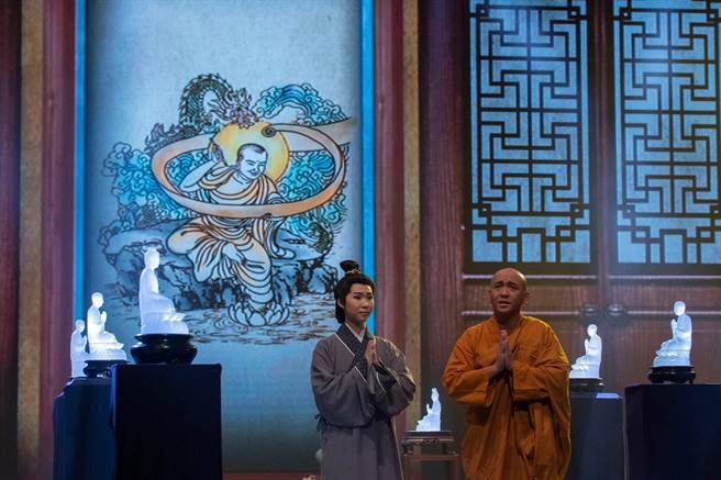 奚淞老师画龙树菩萨像，唐美云挂在拍聂现场。（大爱电视台提供）