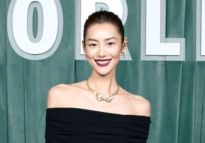 大陆超模刘雯拥有179公分的傲人身高。（图／微博）