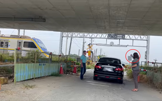 轿车硬闯平交道遭栅栏卡住，妇人协助撑开栅栏后还指挥列车可通过。（翻摄自脸书我是柳营人）
