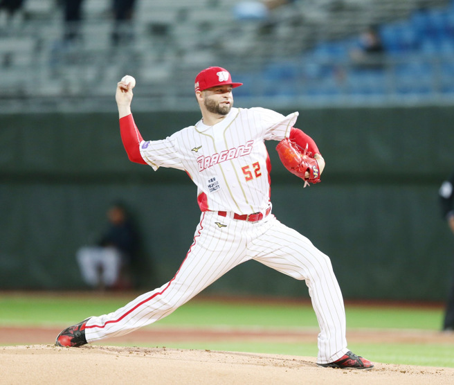 味全龙洋投伍铎。（陈怡诚摄）