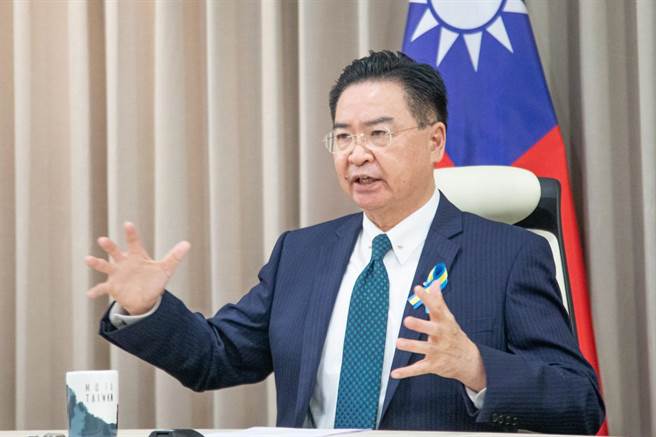 接受乌克兰电视台专访 吴钊燮承诺协助战后重建(外交部提供)