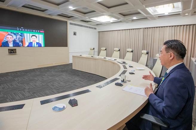 接受乌克兰电视台专访 吴钊燮承诺协助战后重建(外交部提供)