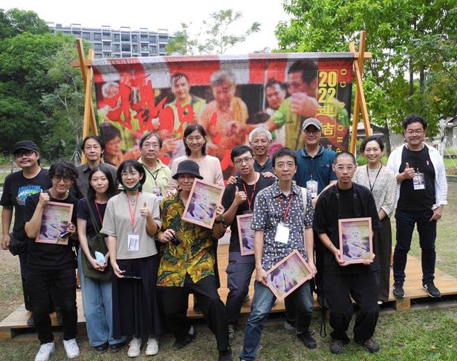 2022台南摄影上桌所有得奖者与评审委员合影留念。（主办单位一影像提供）