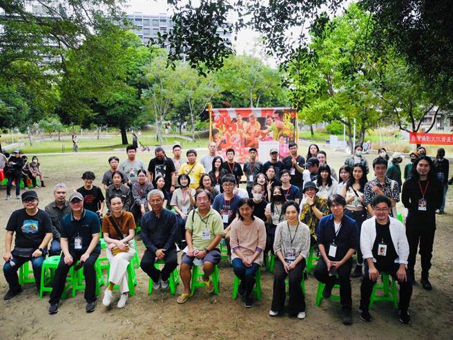 2022台南摄影上桌所有参展者与评审委员合影留念。（主办单位一影像提供）